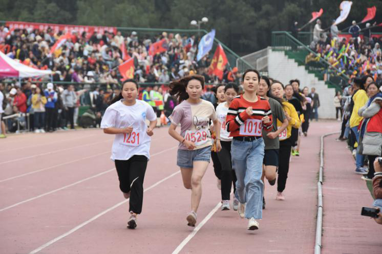 e75beeaf802542c8b35e0c512a975ac4.png 运动员奋力奔跑.png