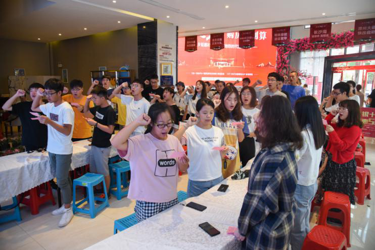 053edc072e1a4a4ca54a7932954cc78d.png 集体宣誓.png