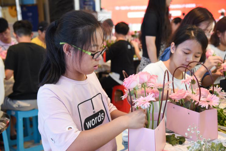 b0468e4d290c4e35951354f8f25e14bd.png 志愿者认真插花.png