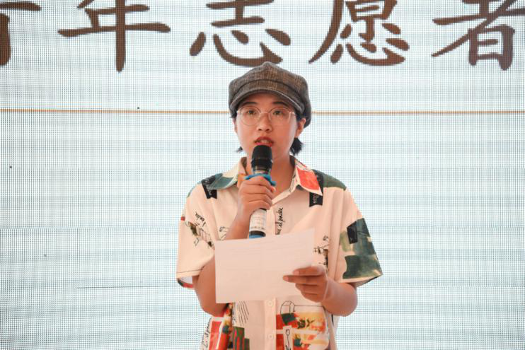 411a0e533cd84e1a9855b37adde2ab51.png 刘颖在朗诵.png