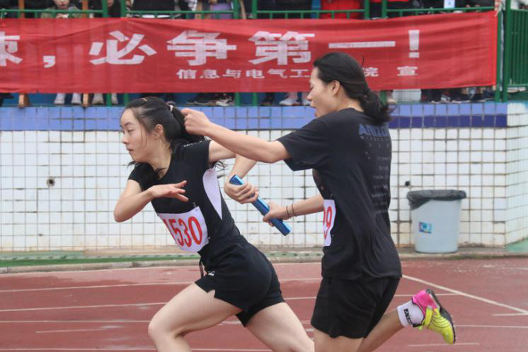 ed25d56582e34e019a177e9fb58ee867.png 运动员交接接力棒.png