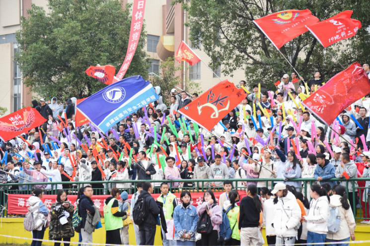 d875bec0456e4fbfac856efa1e7f56a8.png 为运动员加油的观众.png