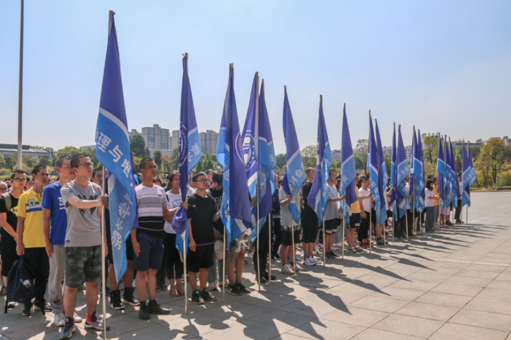 5d689dec5f27450880b18adf5fb65dd8.png 烈日下的学生代表.png