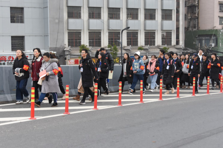 36c7b02fde934bd2ab2af64a798af85a.png 青马学员徒步赶往目的地.png