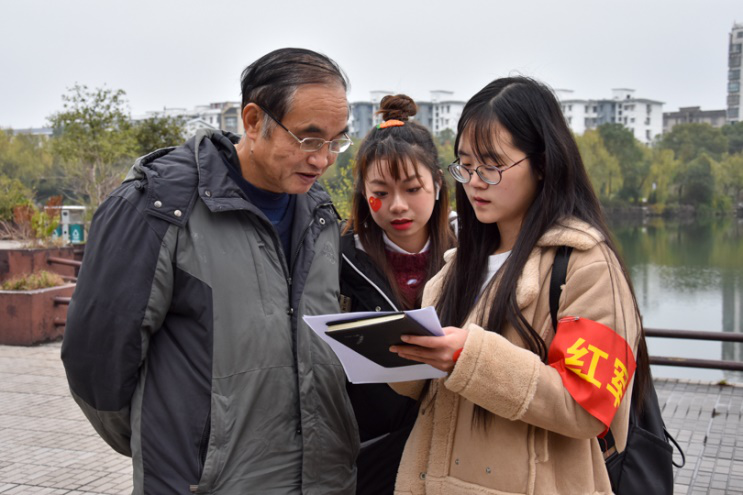 44225967c86e443c8634e16504d49876.png 学员在让路人做调查问卷.png